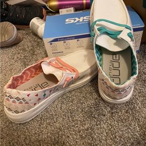 Hey dudes size 6. Runs a bit big.